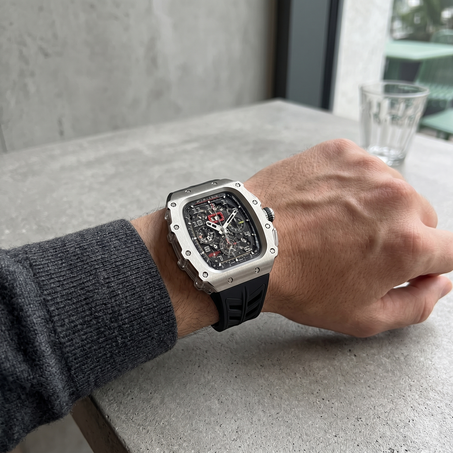 钛金属 Apple Watch 表壳 (44/45 毫米) – 拉丝金属版